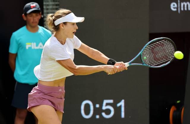 Berlin, 17.06.24, Tennis: ecotrans Ladies Open Berlin im Steffi-Graf-Stadion. Damen, Einzel, Hibino (Japan) - Kalinskaya (Russland). Kalinskaya retourniert einen Ball. ecotrans Ladies Open Berlin 2024