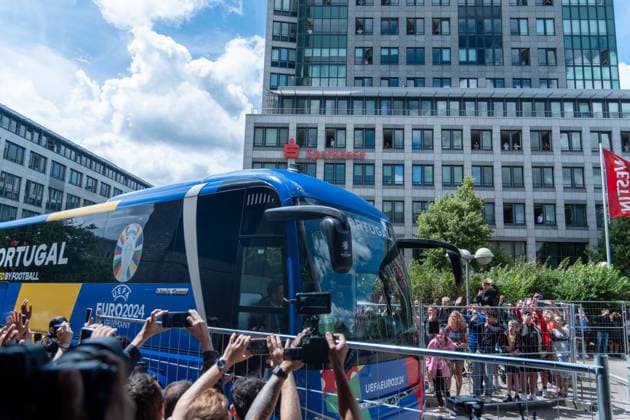 Ankunft der FußballNationalmannschaft von Portugal vor ihrem Vorrundenspiel im Leipziger Zentralstadion gegen Tschechien. im Hotel Westin. Etwa 250 Menshcen haben vor dem Hotel gewartet um einen Blick auf die Stars zu werfen, doch diese würdigten den Fans keines Blickes. Ankunft Portugal