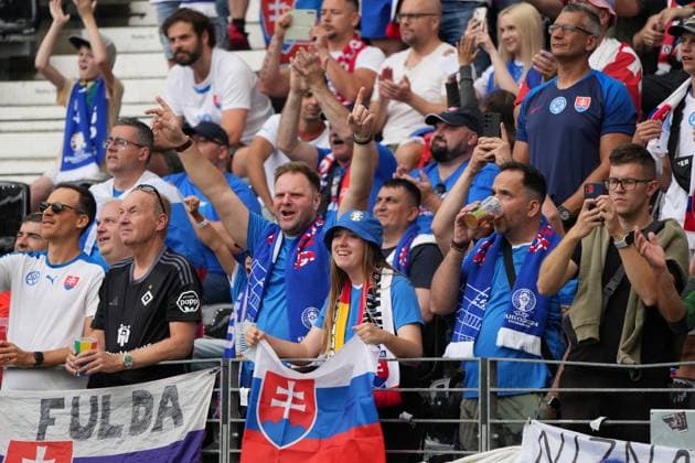 Slowakische Fans feuern ihr Team an - Frankfurt 17.06.2024: Belgien vs Slowakei, EURO2024 M9, Gruppe E, EM-Arena Frankfurt