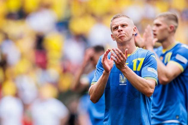 UEFA EURO 2024: Rumänien - Ukraine; 17.06.2024 Oleksandr Zinchenko (Ukraine, 17) applaudiert Richtung Fans UEFA EURO 2024: Rumänien - Ukraine; Munich Football Arena, München am 17.06.2024 Copyright: xBEAUTIFULxSPORTS Wunderlx