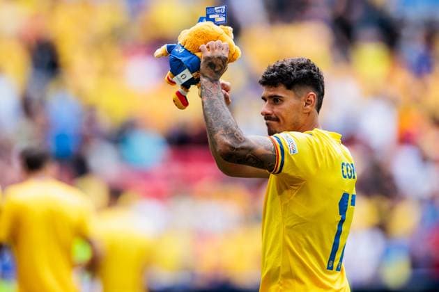 UEFA EURO 2024: Rumänien - Ukraine; 17.06.2024 Florinel Coman (Rumänien, 17) mit EM Maskottchen Albärt jubelt Richtung Fans UEFA EURO 2024: Rumänien - Ukraine; Munich Football Arena, München am 17.06.2024 Copyright: xBEAUTIFULxSPORTS Wunderlx