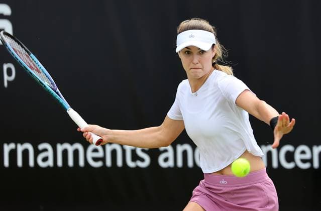 Berlin, 17.06.24, Tennis: ecotrans Ladies Open Berlin im Steffi-Graf-Stadion. Damen, Einzel, Hibino (Japan) - Kalinskaya (Russland). Kalinskaya retourniert einen Ball. ecotrans Ladies Open Berlin 2024