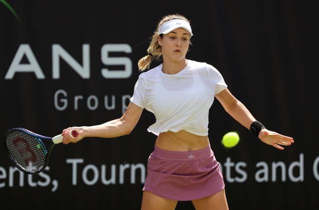 Berlin, 17.06.24, Tennis: ecotrans Ladies Open Berlin im Steffi-Graf-Stadion. Damen, Einzel, Hibino (Japan) - Kalinskaya (Russland). Kalinskaya retourniert einen Ball. ecotrans Ladies Open Berlin 2024