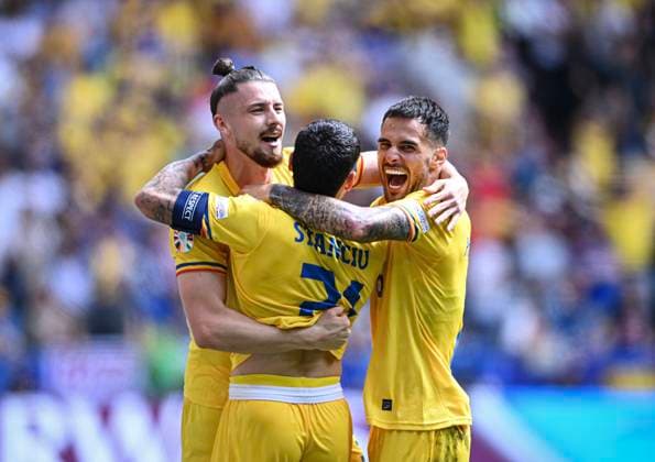 Fussball Euro 2024 Gruppe E 17.06.2024 Rumaenien - Ukraine JUBEL Rumaenien; Torschuetze zum 1-0 Nicolae Stanciu (Mitte) umarmt von Radu Dragusin (li) und Marius Marin (re)