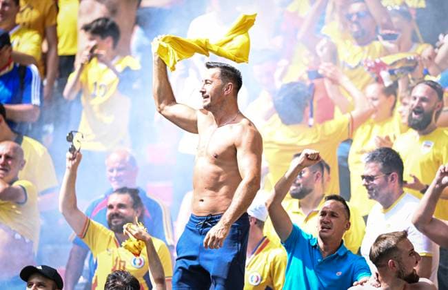 Fussball Euro 2024 Gruppe E 17.06.2024 Rumaenien - Ukraine Rumaenische Fans jubeln nach dem Tor zum 1-0
