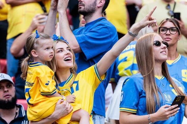 UEFA EURO 2024: Rumänien - Ukraine; 17.06.2024 Vlada Zinchenko - Frau von Oleksandr Zinchenko (Ukraine, 17) mit Tochter Eva UEFA EURO 2024: Rumänien - Ukraine; Munich Football Arena, München am 17.06.2024 Copyright: xBEAUTIFULxSPORTS Wunderlx
