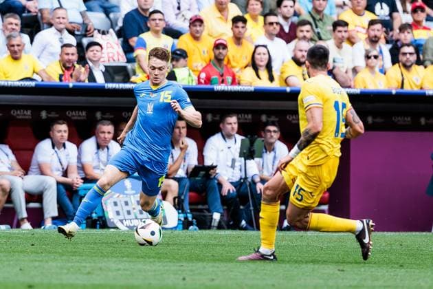 UEFA EURO 2024: Rumänien - Ukraine; 17.06.2024 Zweikampf Viktor Tsygankov (Ukraine, 15), Andonie Andrei Burca (Rumänien, 15) UEFA EURO 2024: Rumänien - Ukraine; Munich Football Arena, München am 17.06.2024 Copyright: xBEAUTIFULxSPORTS Wunderlx