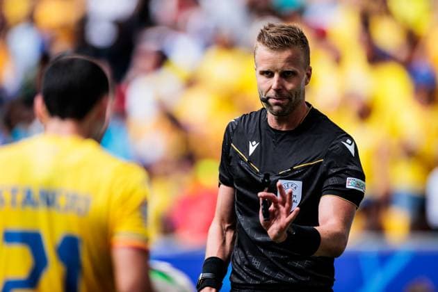 UEFA EURO 2024: Rumänien - Ukraine; 17.06.2024 Schiedsrichter Glenn Nyberg (SWE) gestikuliert UEFA EURO 2024: Rumänien - Ukraine; Munich Football Arena, München am 17.06.2024 Copyright: xBEAUTIFULxSPORTS Wunderlx