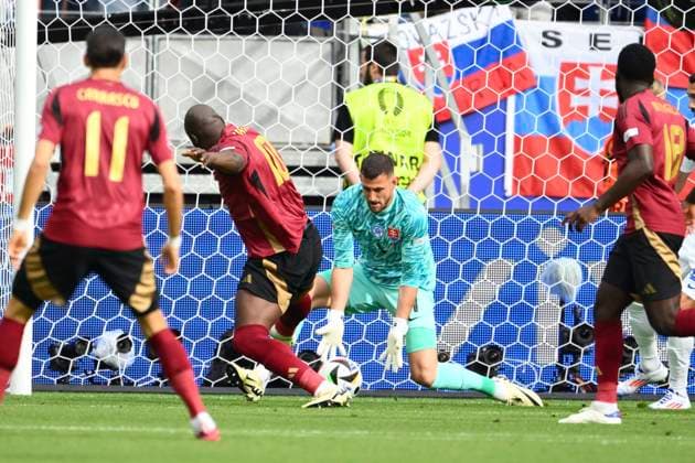 Belgium v Slovakia Group E - UEFA EURO, EM, Europameisterschaft,Fussball 2024 FRANKFURT AM MAIN, GERMANY - JUNE 17 : Lukaku Romelu forward of Belgium and Martin Dubravka goalkeeper of Slovakia during the UEFA EURO 2024 European Football Championship tournament group E stage match between Belgium and Slovakia at Frankfurt Arena on June 17, 2024 in Frankfurt am Main, Germany, 17 06 2024 Frankfurt am Main Germany  Copyright: xVincentxKalutx