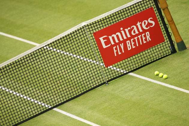 photo : die Bande das Logo des Tour Sponsors Emirates glänzt in rot weiss im Netz Tennis-Turnier Terra Wortmann Cup im Gerry Weber Sportpark (OWL-Arena) in Halle Westfalen Mo. 17.06.2024