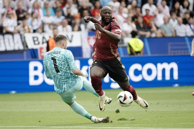 240617 EURO2024 BELGIUM VS SLOVAKIA Martin Dubravka (1) of Slovakia battles for the ball with Romelu Lukaku (10) of Belgium during a soccer game between the national teams of Belgium, called the Red Devils and Slovakia on the first matchday in Group E in the group stage of the UEFA EURO, EM, Europameisterschaft,Fussball 2024 tournament , on Monday 17 June 2024 in Frankfurt , Germany . PHOTO SPORTPIX Maarten Straetemans FRANKFURT GERMANY  Copyright: xx 463610