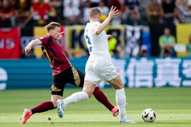 240617 Kevin De Bruyne of Belgium and Denis Vavro of Slovakia during the UEFA EURO, EM, Europameisterschaft,Fussball 2024 Football Championship match between Belgium and Slovakia on June 17, 2024 in Frankfurt. Photo: Mathias Bergeld BILDBYRAN kod MB MB0937 fotboll football soccer fotball fotbolls-em europamästerskap em uefa euro uefa european football championship euro 2024 belgien belgium slovakien slovakia bbeng Copyright: MATHIASxBERGELD BB240617MB037