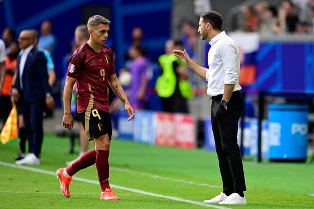 Belgium v Slovakia Group E - UEFA EURO, EM, Europameisterschaft,Fussball 2024 FRANKFURT AM MAIN, GERMANY - JUNE 17 : Trossard Leandro forward of Belgium talking to Tedesco Domenico head coach of Belgium during the UEFA EURO 2024 European Football Championship tournament group E stage match between Belgium and Slovakia at Frankfurt Arena on June 17, 2024 in Frankfurt am Main, Germany, 17 06 2024 Frankfurt am Main Germany  Copyright: xPeterxDexVoechtx
