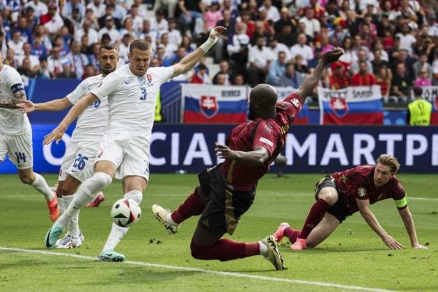 Slovakia s Denis Vavro and Belgium s Romelu Lukaku fight for the ball during a soccer game between Belgian national soccer team Red Devils and Slovakia, Monday 17 June 2024 in Frankfurt Am Main, Germany, the first match in the group stage of the UEFA EURO, EM, Europameisterschaft,Fussball 2024 European championships. BRUNOxFAHY  x94745043x