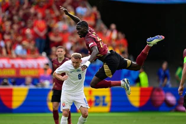 Bilder des Jahres 2024, Sport 06 Juni Sport Themen der Woche KW25 Sport Bilder des Tages Belgium v Slovakia Group E - UEFA EURO, EM, Europameisterschaft,Fussball 2024 FRANKFURT AM MAIN, GERMANY - JUNE 17 : Onana Amadou midfielder of Belgium jumping towards the ball in front of Ondrej Duda midfielder of Slovakia during the UEFA EURO 2024 European Football Championship tournament group E stage match between Belgium and Slovakia at Frankfurt Arena on June 17, 2024 in Frankfurt am Main, Germany, 17 06 2024 Frankfurt am Main Germany  Copyright: xPeterxDexVoechtx
