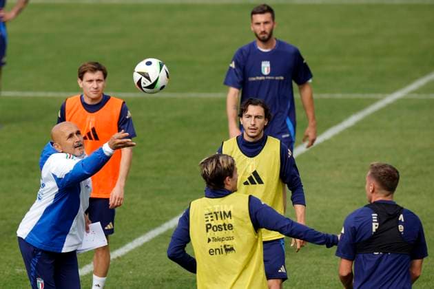 The Italian coach Luciano Spalletti (L) during the training that the Italian team has carried out in Iserlohn, Germany, 17 June 2024 Italy will play against Spain next Thursday, June 20. Italy training !ACHTUNG: NUR REDAKTIONELLE NUTZUNG!  Copyright: xAlbertoxEstevezx GRAF2224 20240617-55013898258_1