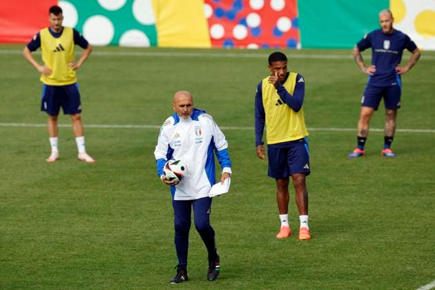 The Italian coach Luciano Spalletti during the training that the Italian team has carried out in Iserlohn, Germany, 17 June 2024 Italy will play against Spain next Thursday, June 20. Italy training !ACHTUNG: NUR REDAKTIONELLE NUTZUNG!  Copyright: xAlbertoxEstevezx GRAF2231 20240617-55013898300_1