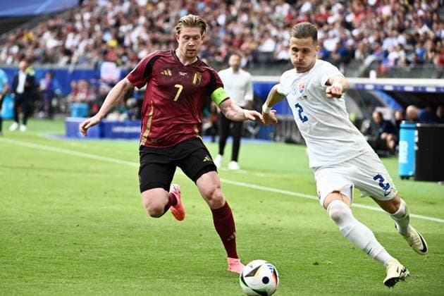 240617 EURO2024 BELGIUM VS SLOVAKIA Kevin De Bruyne (7) of Belgium battles for the ball with Peter Pekarik (2) of Slovakia during a soccer game between the national teams of Belgium, called the Red Devils and Slovakia on the first matchday in Group E in the group stage of the UEFA EURO, EM, Europameisterschaft,Fussball 2024 tournament , on Monday 17 June 2024 in Frankfurt , Germany . PHOTO SPORTPIX Maarten Straetemans FRANKFURT GERMANY  Copyright: xx 463648