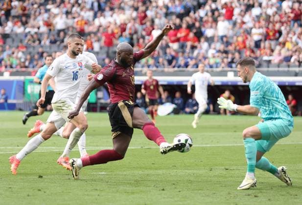Romelu Lukaku of Belgium and Martin Dubravka of Slovakia Belgium v Slovakia, UEFA European Championship, EM, Europameisterschaft 2024, Group E, Football, Frankfurt Arena, Frankfurt, Germany, 17 Jun 2024 EDITORIAL USE ONLY No use with unauthorised audio, video, data, fixture lists, club league logos or live services. Online in-match use limited to 120 images, no video emulation. No use in betting, games or single club league player publications. Copyright: xPaulxCurrie Shutterstockx 14539658bg