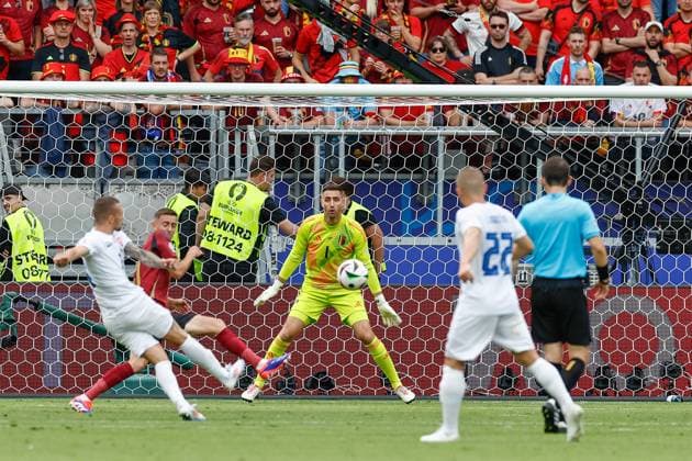 FRANKFURT, Arena Frankfurt, 17-06-2024 , European Football Championship Euro2024, Group stage match no.9 between Belgium and Slovakia. Save by Belgium goalkeeper Koen Casteels after shot of Slovakia player Lukas Haraslin Belguim - Slovakia (Euro2024)  x25518016x Copyright: