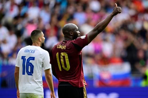 Belgium v Slovakia Group E - UEFA EURO, EM, Europameisterschaft,Fussball 2024 FRANKFURT AM MAIN, GERMANY - JUNE 17 : Lukaku Romelu forward of Belgium puts up his thumb during the UEFA EURO 2024 European Football Championship tournament group E stage match between Belgium and Slovakia at Frankfurt Arena on June 17, 2024 in Frankfurt am Main, Germany, 17 06 2024 Frankfurt am Main Germany  Copyright: xPeterxDexVoechtx