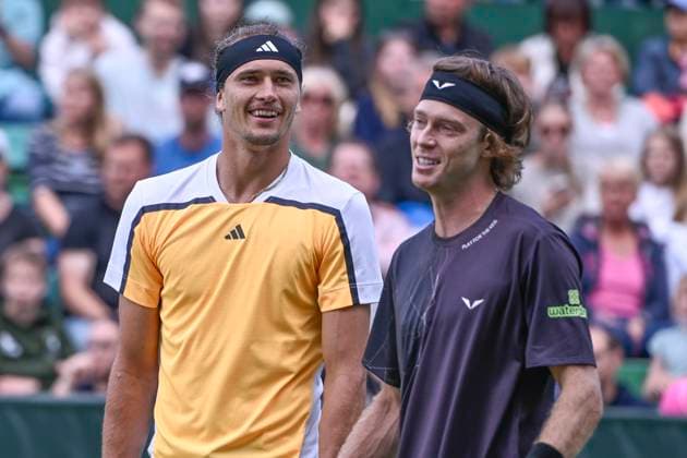 Alexander Zverev GER, Andrey Rublev lachend laechelnd gut gelaunt grinst grinsend 17.06.2024 Tennis Terra Wortmann Open, ATP, Tennis Herren World Tour 500, , OWL ARENA, Halle (Westfalen), NRW Germany