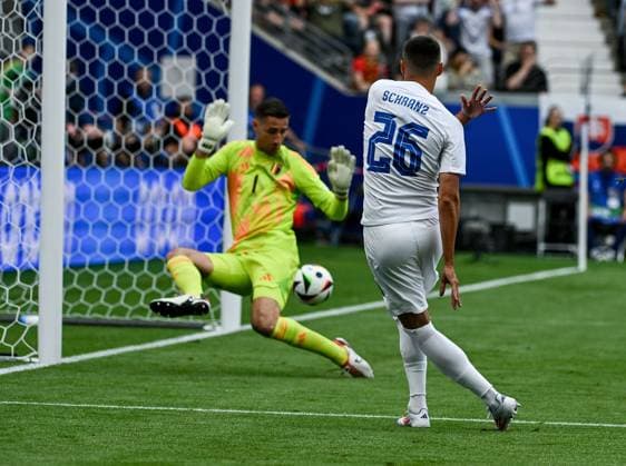 17.06.2024, xpsx, UEFA EURO, EM, Europameisterschaft,Fussball 2024 Vorrunde, Belgien - Slowakei v.l. Tor zum 0:1 Torschütze Ivan Schranz (Slowakei), Koen Casteels (Belgien) (DFL DFB REGULATIONS PROHIBIT ANY USE OF PHOTOGRAPHS as IMAGE SEQUENCES and or QUASI-VIDEO) emspor Frankfurt