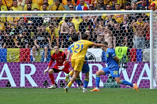 17.06.2024, xsltx, Fussball EM 2024, Rumänien - Ukraine emspor, v.l. Nicolae Claudiu Stanciu (Rumänien Rumaenien) erzielt das Tor zum scores the goal 1:0 Andrii Lunin (Ukraine) (DFL DFB REGULATIONS PROHIBIT ANY USE OF PHOTOGRAPHS as IMAGE SEQUENCES and or QUASI-VIDEO) München