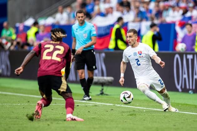 UEFA EURO, EM, Europameisterschaft,Fussball 2024: Belgien - Slowakei; 17.06.2024 Peter Pekarik (Slowakei, 2), Jeremy Doku (Belgien, 22) UEFA EURO 2024: Belgien - Slowakei; Frankfurt Arena, Frankfurt am Main; 17.06.2024 Copyright: xBEAUTIFULxSPORTS Buriakovx