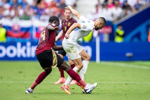 UEFA EURO, EM, Europameisterschaft,Fussball 2024: Belgien - Slowakei; 17.06.2024 Amadou Onana (Belgien, 24), Vernon De Marco (Slowakei, 15) UEFA EURO 2024: Belgien - Slowakei; Frankfurt Arena, Frankfurt am Main; 17.06.2024 Copyright: xBEAUTIFULxSPORTS Buriakovx
