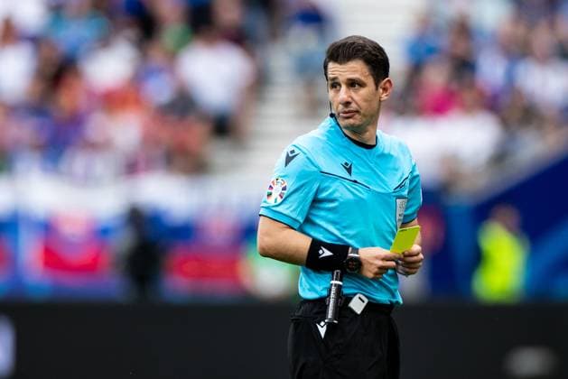 UEFA EURO, EM, Europameisterschaft,Fussball 2024: Belgien - Slowakei; 17.06.2024 Halil Umut Meler (Türkei, Schiedsrichter) , Gelbe Karte UEFA EURO 2024: Belgien - Slowakei; Frankfurt Arena, Frankfurt am Main; 17.06.2024 Copyright: xBEAUTIFULxSPORTS Buriakovx