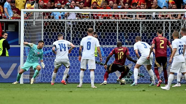 17.06.2024, xscotx, Fussball EM 2024, Belgien - Slowakei, emspor, v.l. Martin Dubravka (Slowakei Slowakische Fußballnationalmannschaft Slovenska futbalova reprezentacia), Torschuetze Torschütze Romelu Lukaku Bolingoli (Belgien Belgische Fußballnationalmannschaft Equipe de Belgique de football), Denis Vavro (Slowakei Slowakische Fußballnationalmannschaft Slovenska futbalova reprezentacia) Goal scored, Tor zum Abseits Tor Abseitstor Frankfurt am Main