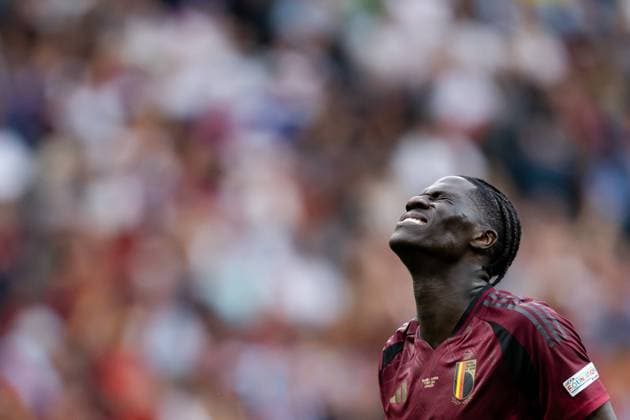 240617 Amadou Onana of Belgium in pain during the UEFA EURO, EM, Europameisterschaft,Fussball 2024 Football Championship match between Belgium and Slovakia on June 17, 2024 in Frankfurt. Photo: Mathias Bergeld BILDBYRAN kod MB MB0937 fotboll football soccer fotball fotbolls-em europamästerskap em uefa euro uefa european football championship euro 2024 belgien belgium slovakien slovakia bbeng depp skada Copyright: MATHIASxBERGELD BB240617MB096