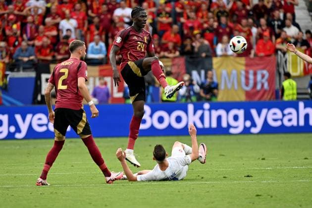 17.06.2024, xjrdrx, Fussball EM 2024, Belgien - Slowakei emspor, v.l. Zeno Debast (Belgien) Amadou Mvom Onana (Belgien) Robert Bozenik (Slowakei) Zweikampf, Aktion, action, battle for the ball (DFL DFB REGULATIONS PROHIBIT ANY USE OF PHOTOGRAPHS as IMAGE SEQUENCES and or QUASI-VIDEO) Frankfurt
