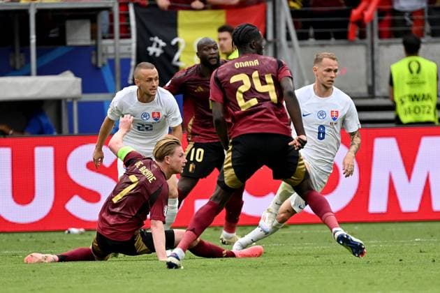 17.06.2024, xjrdrx, Fussball EM 2024, Belgien - Slowakei emspor, v.l. Stanislav Lobotka (Slowakei) Kevin de Bruyne (Belgien) Romelu Lukaku Bolingoli (Belgien) Amadou Mvom Onana (Belgien) Ondrej Duda (Slowakei) Zweikampf, Aktion, action, battle for the ball (DFL DFB REGULATIONS PROHIBIT ANY USE OF PHOTOGRAPHS as IMAGE SEQUENCES and or QUASI-VIDEO) Frankfurt
