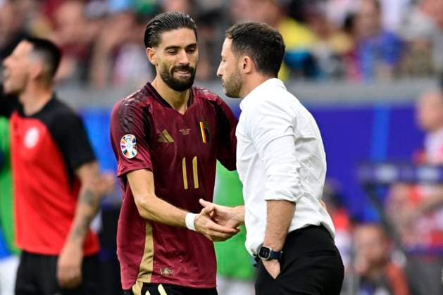 Belgium v Slovakia Group E - UEFA EURO, EM, Europameisterschaft,Fussball 2024 FRANKFURT AM MAIN, GERMANY - JUNE 17 : Tedesco Domenico head coach of Belgium shakes hands with Carrasco Yannick forward of Belgium after his substitution during the UEFA EURO 2024 European Football Championship tournament group E stage match between Belgium and Slovakia at Frankfurt Arena on June 17, 2024 in Frankfurt am Main, Germany, 17 06 2024 Frankfurt am Main Germany  Copyright: xPeterxDexVoechtx