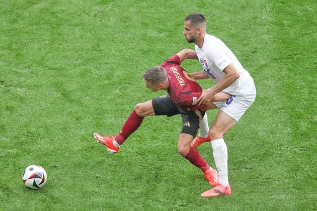 Frankfurt am Main, Hessen, Deutschland, 17.06.2024: Frankfurt Arena: Fußball-EM 2024, Gruppe E, Belgien - Slowakei: Leandro Trossard (9, Belgien) im Duell mit Dávid Hancko (16, Slowakei) Copyright: xdtsxNachrichtenagenturx dts_40554