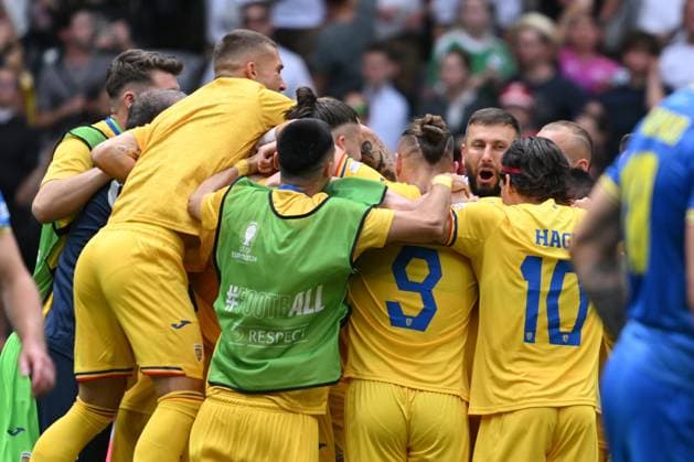 17.06.2024, xsltx, Fussball EM 2024, Rumänien - Ukraine emspor, v.l. Jubel, Freude, Emotionen ueber den Sieg bei Rumänien (DFL DFB REGULATIONS PROHIBIT ANY USE OF PHOTOGRAPHS as IMAGE SEQUENCES and or QUASI-VIDEO) München