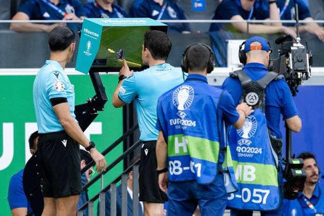 Sport Bilder des Tages 240617 Referee Umut Meler with a VAR review during the UEFA EURO, EM, Europameisterschaft,Fussball 2024 Football Championship match between Belgium and Slovakia on June 17, 2024 in Frankfurt. Photo: Mathias Bergeld BILDBYRAN kod MB MB0937 fotboll football soccer fotball fotbolls-em europamästerskap em uefa euro uefa european football championship euro 2024 belgien belgium slovakien slovakia bbeng Copyright: MATHIASxBERGELD BB240617MB103