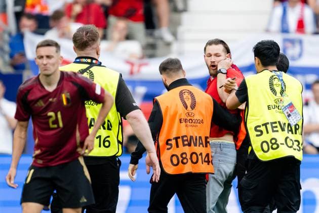 240617 A pitch invader during the UEFA EURO, EM, Europameisterschaft,Fussball 2024 Football Championship match between Belgium and Slovakia on June 17, 2024 in Frankfurt. Photo: Mathias Bergeld BILDBYRAN kod MB MB0937 fotboll football soccer fotball fotbolls-em europamästerskap em uefa euro uefa european football championship euro 2024 belgien belgium slovakien slovakia bbeng Copyright: MATHIASxBERGELD BB240617MB107
