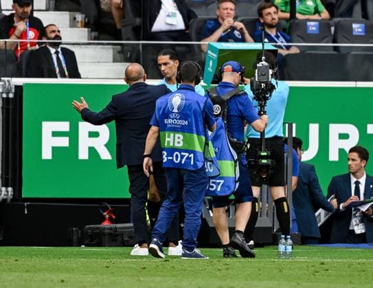 17.06.2024, xpsx, UEFA EURO, EM, Europameisterschaft,Fussball 2024 Vorrunde, Belgien - Slowakei v.l. Trainer Head Coach Francesco Calzona Videobeweis VAR (DFL DFB REGULATIONS PROHIBIT ANY USE OF PHOTOGRAPHS as IMAGE SEQUENCES and or QUASI-VIDEO) emspor Frankfurt