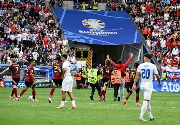 17.06.2024, xpsx, UEFA EURO, EM, Europameisterschaft,Fussball 2024 Vorrunde, Belgien - Slowakei v.l. Flitzer mit Handy Selfie (DFL DFB REGULATIONS PROHIBIT ANY USE OF PHOTOGRAPHS as IMAGE SEQUENCES and or QUASI-VIDEO) emspor Frankfurt