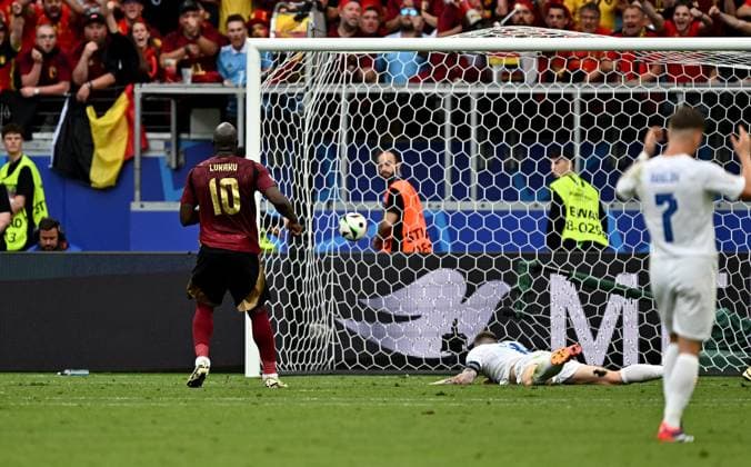 17.06.2024, xscotx, Fussball EM 2024, Belgien - Slowakei, emspor, v.l. Torschuetze Torschütze Romelu Lukaku Bolingoli (Belgien Belgische Fußballnationalmannschaft Equipe de Belgique de football), Milan Skriniar (Slowakei Slowakische Fußballnationalmannschaft Slovenska futbalova reprezentacia), Martin Dubravka (Slowakei Slowakische Fußballnationalmannschaft Slovenska futbalova reprezentacia) Goal scored, Tor zum Abseits Tor Abseitstor Frankfurt am Main