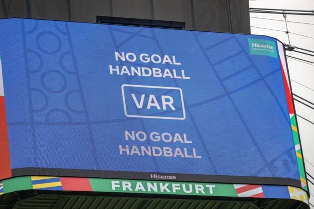 Sport Bilder des Tages GER, EURO 2024, Group E, Belgien (BEL) vs Slowakei (SVK) 17.06.2024, Frankfurt Arena, Frankfurt, GER, EURO 2024, Group E, Belgien (BEL) vs Slowakei (SVK) Im Bild: Der 2. Videobeweis, Handspiel, no goal, kein Tor Weiterhin 0 :1 für die Slowakei