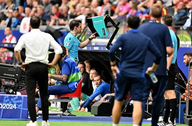 17.06.2024, xscotx, Fussball EM 2024, Belgien - Slowakei, emspor, v.l. Referee Schiedsrichter Halil Umut Meler (Türkei Tuerkei) Videobeweis Video Assist Video Beweis TV Beweis Frankfurt am Main