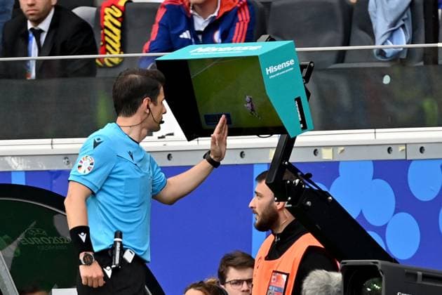 17.06.2024, xjrdrx, Fussball EM 2024, Belgien - Slowakei emspor, v.l. Schiedsrichter Meler, Halil Umut (Türkei) VAR Video Assistant Referee Dankert, Bastian (Rostock) beim zweiten nicht gegebenen Tor von Romelu Lukaku Bolingoli (Belgien) Handspiel (DFL DFB REGULATIONS PROHIBIT ANY USE OF PHOTOGRAPHS as IMAGE SEQUENCES and or QUASI-VIDEO) Frankfurt