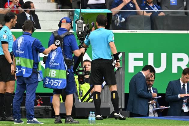 240617 EURO2024 BELGIUM VS SLOVAKIA referee Umut Meler checks the VAR screen to disallow the 1-1 equalizer of Belgium during a soccer game between the national teams of Belgium, called the Red Devils and Slovakia on the first matchday in Group E in the group stage of the UEFA EURO, EM, Europameisterschaft,Fussball 2024 tournament , on Monday 17 June 2024 in Frankfurt , Germany . PHOTO SPORTPIX David Catry FRANKFURT GERMANY  Copyright: xx 463833