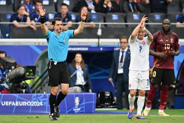 240617 EURO2024 BELGIUM VS SLOVAKIA referee Umut Meler disallows the 1-1 equalizer goal from Romelu Lukaku (10) of Belgium after checking the VAR screen during a soccer game between the national teams of Belgium, called the Red Devils and Slovakia on the first matchday in Group E in the group stage of the UEFA EURO, EM, Europameisterschaft,Fussball 2024 tournament , on Monday 17 June 2024 in Frankfurt , Germany . PHOTO SPORTPIX David Catry FRANKFURT GERMANY  Copyright: xx 463834