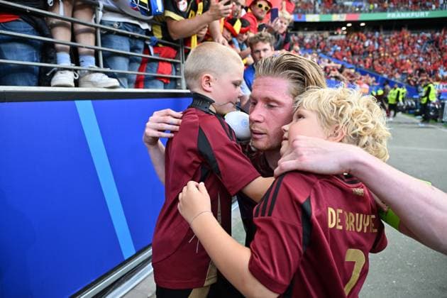 240617 EURO2024 BELGIUM VS SLOVAKIA Kevin De Bruyne (7) of Belgium consoles his children in the stands after losing a soccer game between the national teams of Belgium, called the Red Devils and Slovakia on the first matchday in Group E in the group stage of the UEFA EURO, EM, Europameisterschaft,Fussball 2024 tournament , on Monday 17 June 2024 in Frankfurt , Germany . PHOTO SPORTPIX David Catry FRANKFURT GERMANY  Copyright: xx 463843