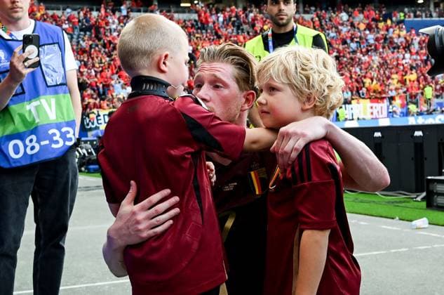 17.06.2024, xpsx, UEFA EURO, EM, Europameisterschaft,Fussball 2024 Vorrunde, Belgien - Slowakei v.l. Kevin de Bruyne (Belgien) tröstet seine Kinder (DFL DFB REGULATIONS PROHIBIT ANY USE OF PHOTOGRAPHS as IMAGE SEQUENCES and or QUASI-VIDEO) emspor Frankfurt